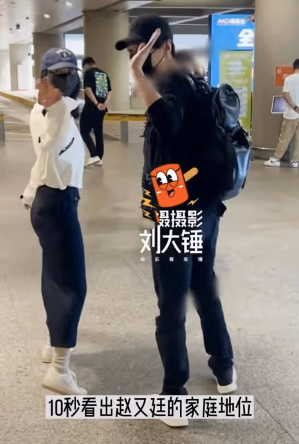 高圓圓趙又廷帶女兒現身機場，4歲Rhea穿裙子戴草帽，像個小仙女