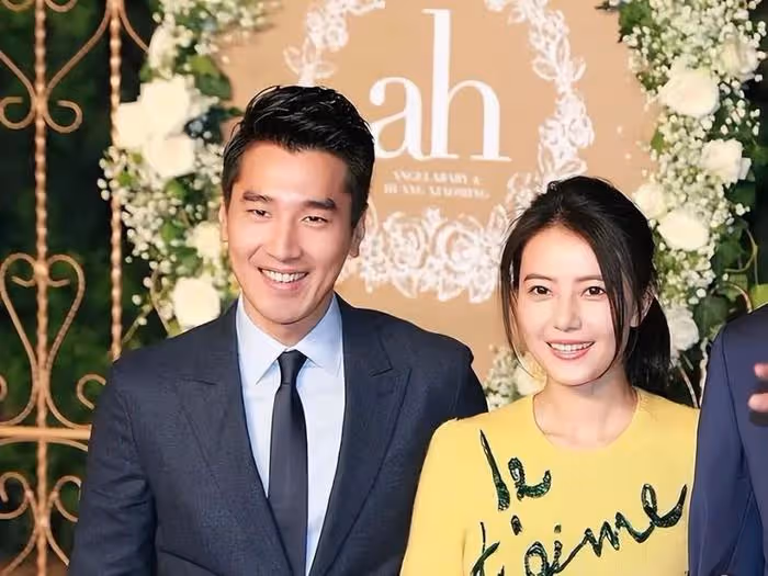 高圓圓趙又廷帶女兒現身機場，4歲Rhea穿裙子戴草帽，像個小仙女