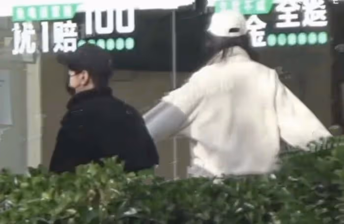 高圓圓趙又廷帶女兒現身機場，4歲Rhea穿裙子戴草帽，像個小仙女
