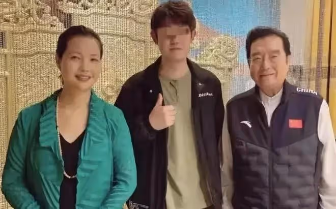李天一出獄後首曝全家福！穿百元衣大變樣，曝改名換姓將移民美國