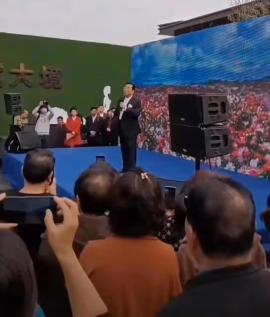 李天一出獄後首曝全家福！穿百元衣大變樣，曝改名換姓將移民美國