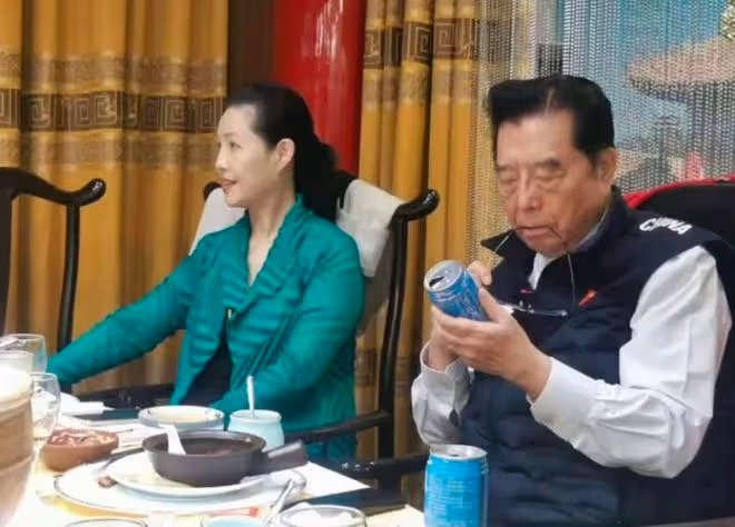 李天一出獄後首曝全家福！穿百元衣大變樣，曝改名換姓將移民美國