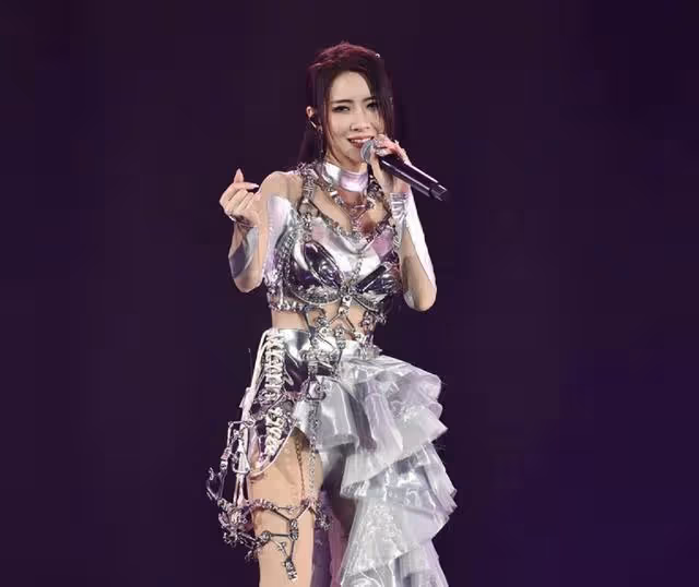 香港知名女星演唱會熱舞不慎走光,打扮超嫵媚,傳與緋聞男友分手