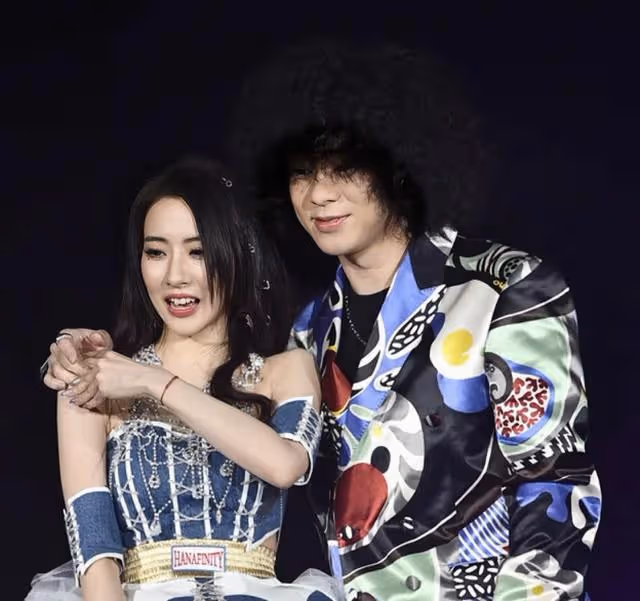 香港知名女星演唱會熱舞不慎走光,打扮超嫵媚,傳與緋聞男友分手