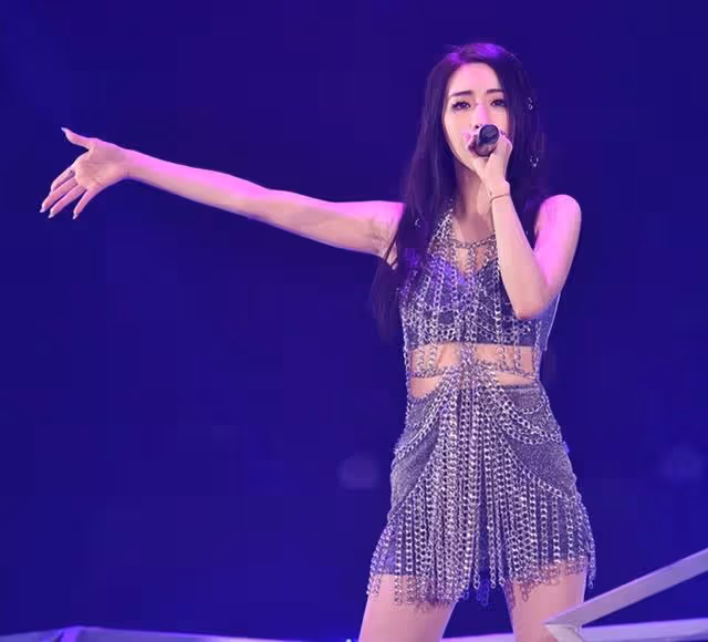 香港知名女星演唱會熱舞不慎走光,打扮超嫵媚,傳與緋聞男友分手