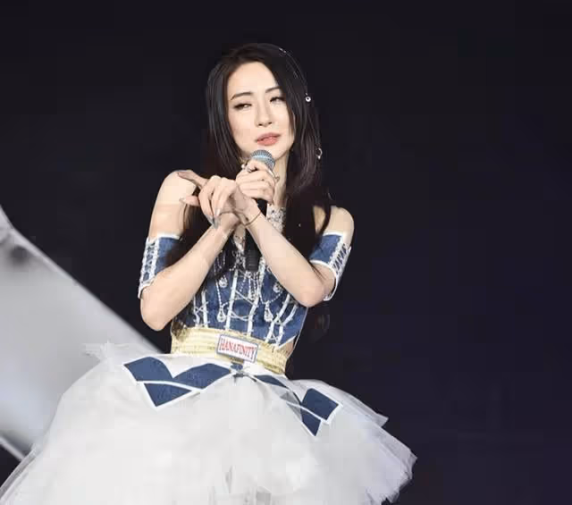 香港知名女星演唱會熱舞不慎走光,打扮超嫵媚,傳與緋聞男友分手
