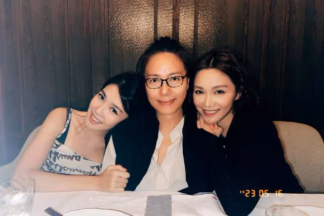 TVB女星曬家庭照!被指與母親五官如粘貼複製,網紅妹妹膚白貌美