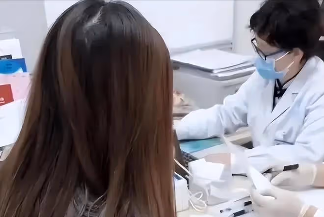 陳萌獨自去做產假,手拿B超單沉默不語,發文24字評價朱小偉