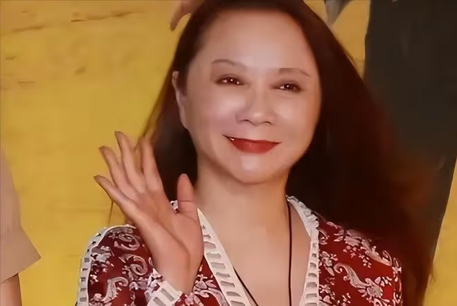 61歲整容上癮,後遺症凸顯,蔡明終於知道自己被醫美坑慘了