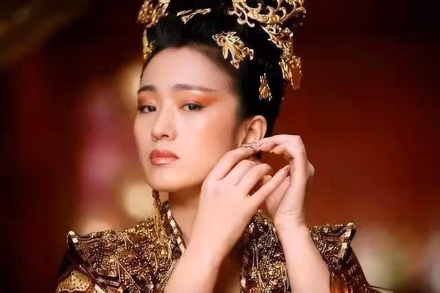 坎城紅毯兩巨頭:楊紫瓊老態盡顯,鞏俐虛假的「為她一人清場」