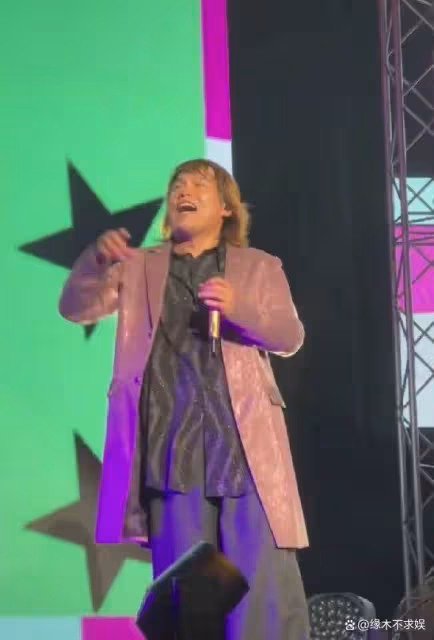 55歲伍佰開演唱會,造型被嘲「老嫂子」,老牌明星紛紛復出引爭議
