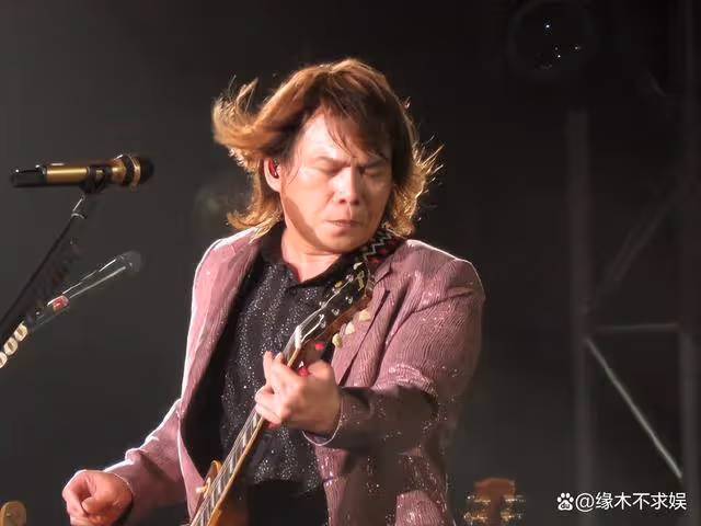 55歲伍佰開演唱會,造型被嘲「老嫂子」,老牌明星紛紛復出引爭議