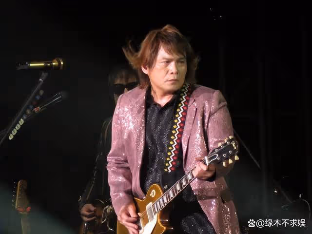 55歲伍佰開演唱會,造型被嘲「老嫂子」,老牌明星紛紛復出引爭議