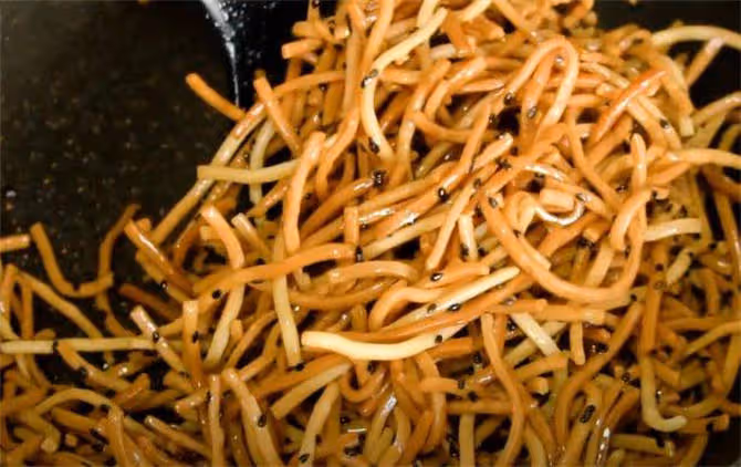 麵條學會這樣做,比吃肉還過癮,不蒸不煮不涼拌,出鍋全家搶著吃