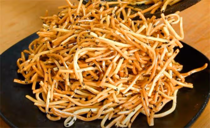 麵條學會這樣做,比吃肉還過癮,不蒸不煮不涼拌,出鍋全家搶著吃