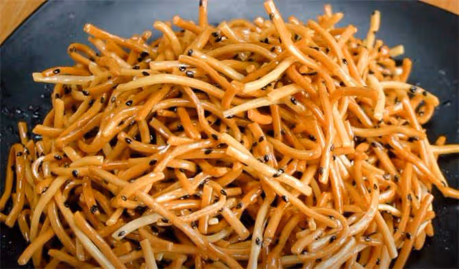 麵條學會這樣做,比吃肉還過癮,不蒸不煮不涼拌,出鍋全家搶著吃