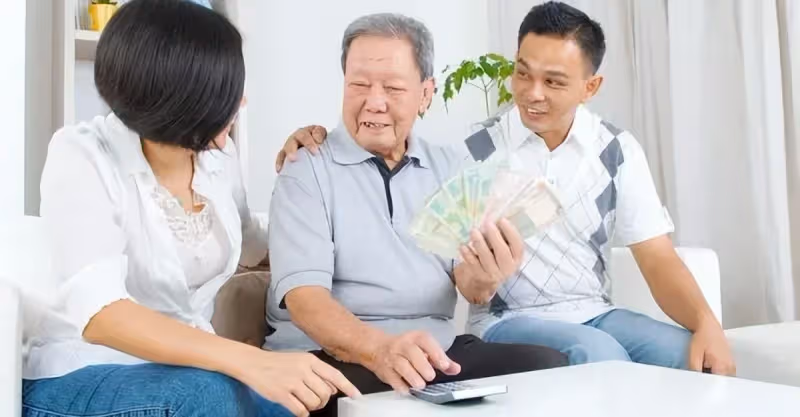 退休月入8000,裝窮到兒子家,兒媳熱剩菜,兒子回房間,我明白了