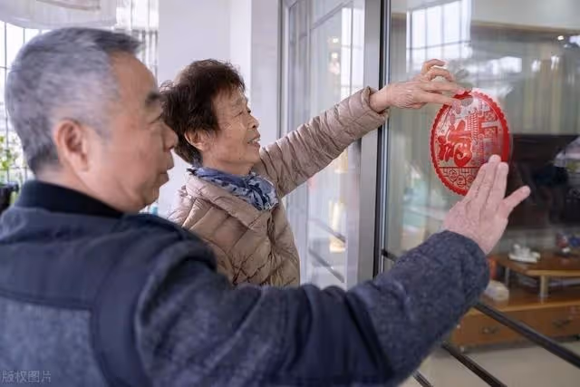 退休月入8000,裝窮到兒子家,兒媳熱剩菜,兒子回房間,我明白了