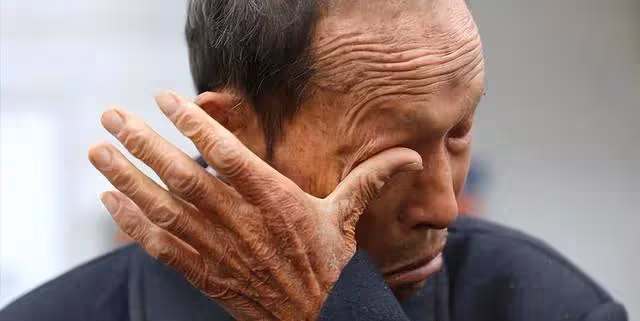 退休月入8000,裝窮到兒子家,兒媳熱剩菜,兒子回房間,我明白了