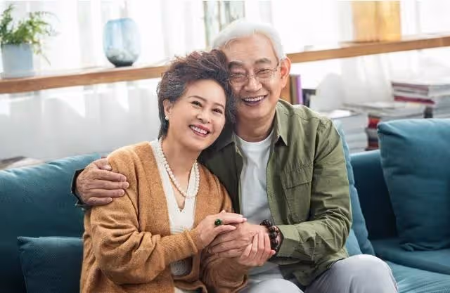 退休月入8000,裝窮到兒子家,兒媳熱剩菜,兒子回房間,我明白了