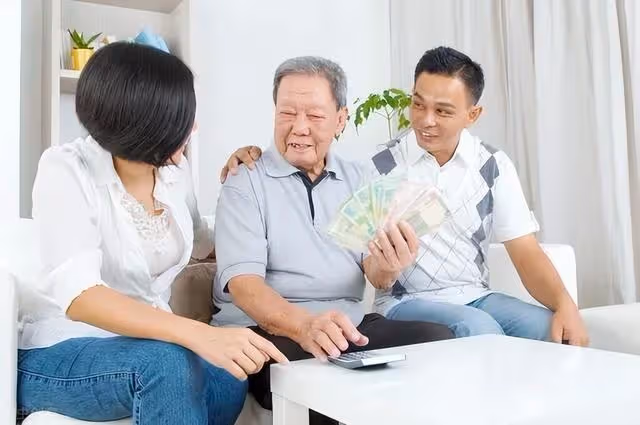 退休月入8000,裝窮到兒子家,兒媳熱剩菜,兒子回房間,我明白了