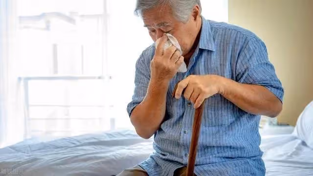 退休月入8000,裝窮到兒子家,兒媳熱剩菜,兒子回房間,我明白了