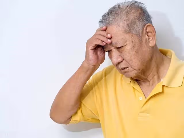 退休月入8000,裝窮到兒子家,兒媳熱剩菜,兒子回房間,我明白了