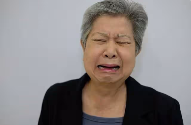 退休月入8000,裝窮到兒子家,兒媳熱剩菜,兒子回房間,我明白了