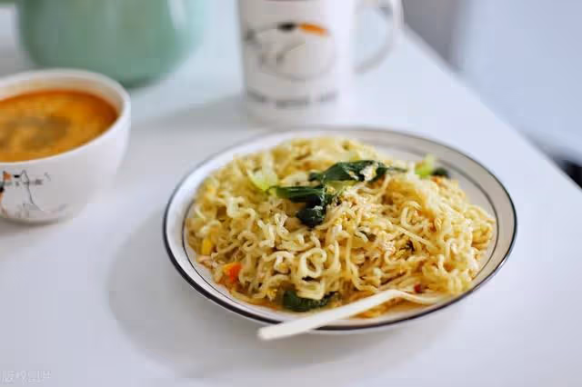 退休金九千說四千，兒子讓我吃泡麵，回家路上我想通了