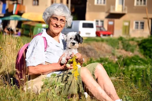 64歲大媽旅遊大半年，回家生病後兒子不給手術費，兒媳：你要理解