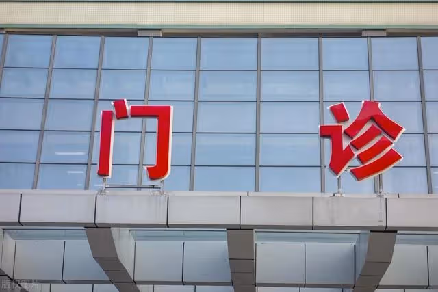 64歲大媽旅遊大半年，回家生病後兒子不給手術費，兒媳：你要理解