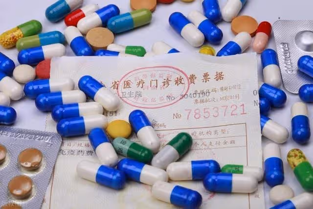 64歲大媽旅遊大半年，回家生病後兒子不給手術費，兒媳：你要理解