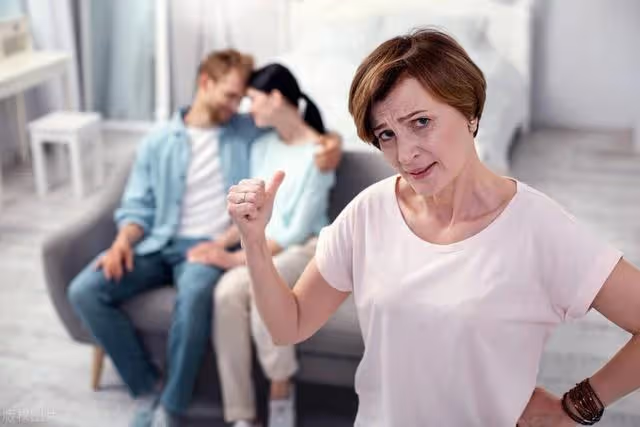 64歲大媽旅遊大半年，回家生病後兒子不給手術費，兒媳：你要理解