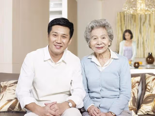 岳母每月花5000，男人要將其送進養老院，妻子反斥：你爸媽咋不去