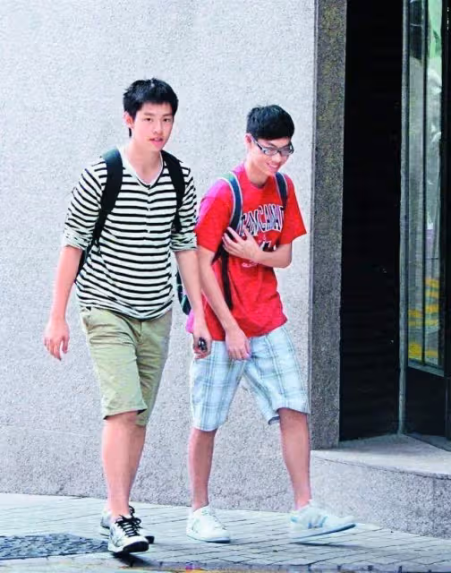 譚詠麟22歲帥兒近照曝光!高大帥氣十項全能,能文能武堪稱「十項全能」,不戀愛攻讀博士,網友感嘆:這顏值不進圈太可惜