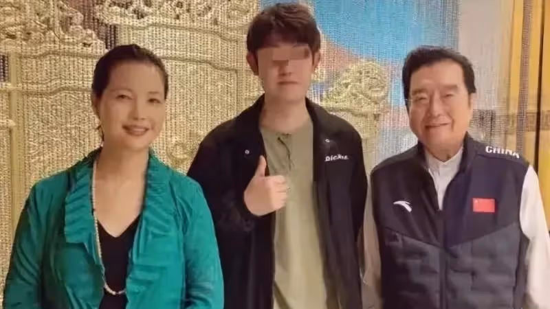 李天一出獄後曬全家福！穿百元外衣大變樣，曝改名換姓將移民美國