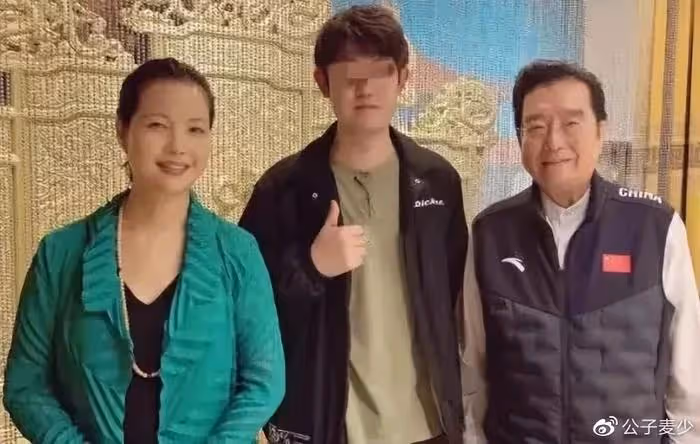 李天一出獄後曬全家福!穿百元外衣大變樣,曝改名換姓將移民美國
