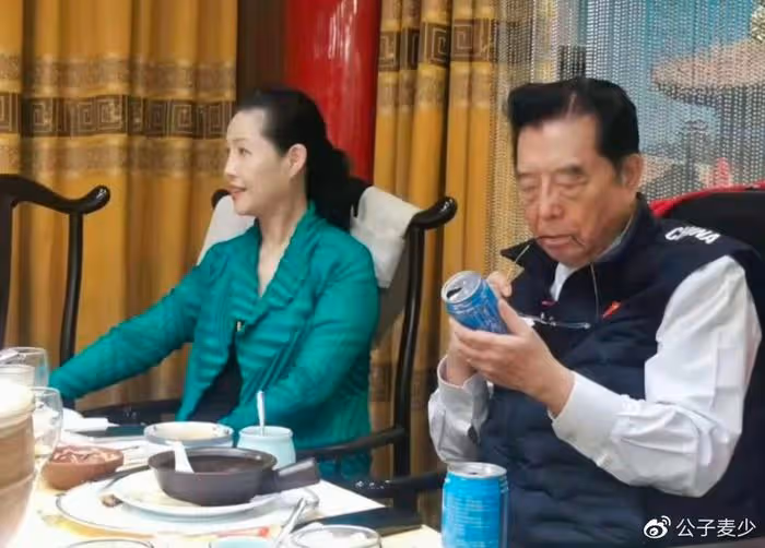 李天一出獄後曬全家福!穿百元外衣大變樣,曝改名換姓將移民美國