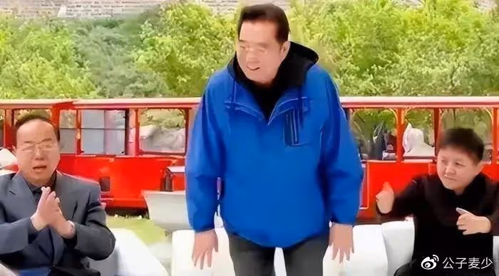 李天一出獄後曬全家福!穿百元外衣大變樣,曝改名換姓將移民美國