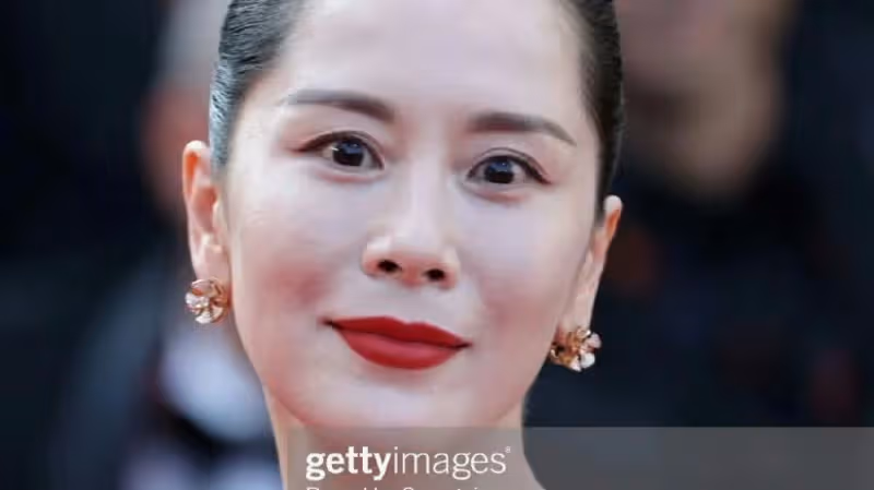 海清風趣回應坎城紅毯造型，網友質疑其打針，狀態很不自然
