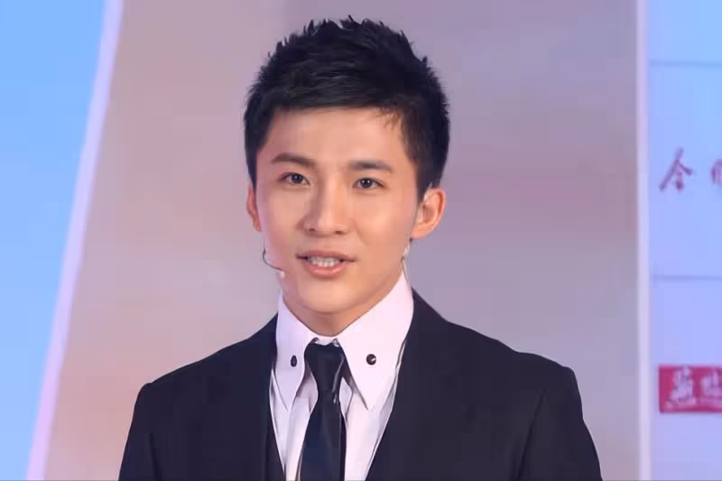 知名主持人「8樓一躍而下」走了!「年僅32歲」曾是最帥男主持 生前與母親的通話成為永別
