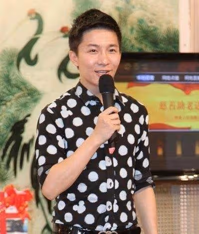 知名主持人「8樓一躍而下」走了!「年僅32歲」曾是最帥男主持 生前與母親的通話成為永別