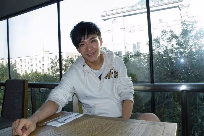 知名主持人「8樓一躍而下」走了!「年僅32歲」曾是最帥男主持 生前與母親的通話成為永別