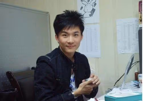 知名主持人「8樓一躍而下」走了!「年僅32歲」曾是最帥男主持 生前與母親的通話成為永別
