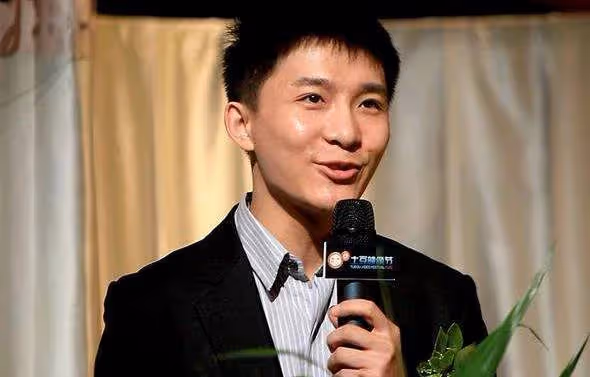 知名主持人「8樓一躍而下」走了!「年僅32歲」曾是最帥男主持 生前與母親的通話成為永別