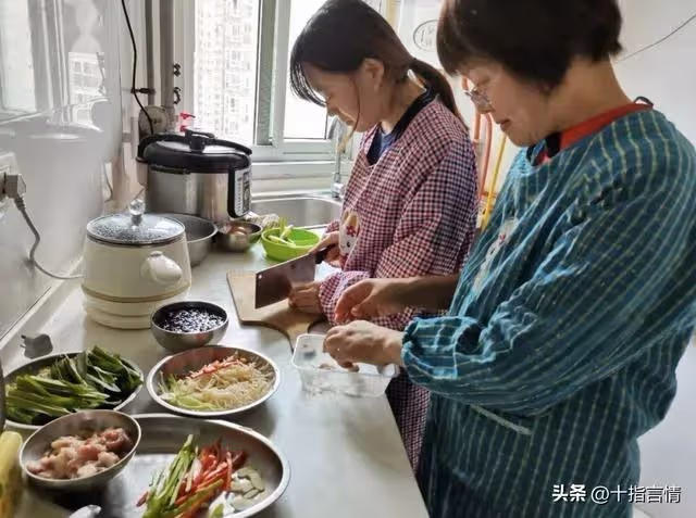 母親過大壽，丈夫故意拖到飯點才進門，看到廚房的東西後我明白了！