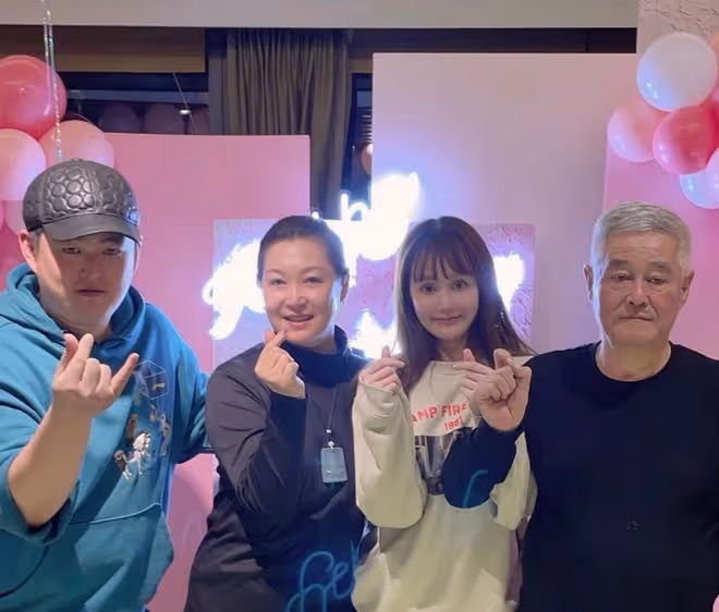 趙本山女兒球球開實體店,眾多親友來支持,整容後素顏模樣太怪異