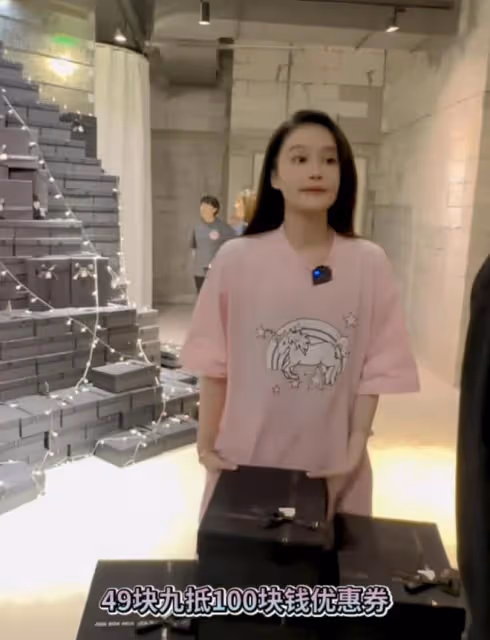 趙本山女兒球球開實體店,眾多親友來支持,整容後素顏模樣太怪異