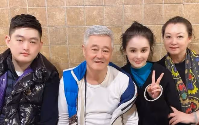 趙本山女兒球球開實體店,眾多親友來支持,整容後素顏模樣太怪異