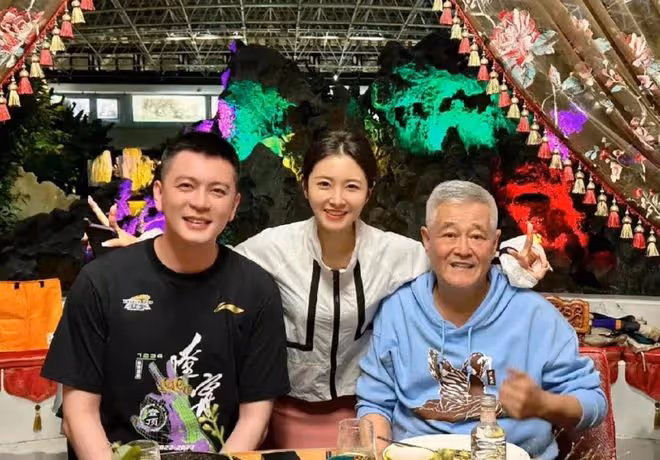 趙本山女兒球球開實體店,眾多親友來支持,整容後素顏模樣太怪異